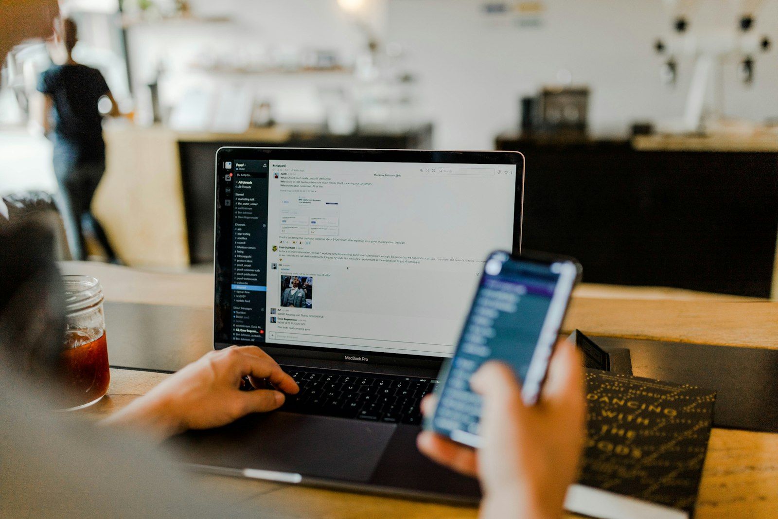 Poste de travail informatique et équipement technique en maintenance